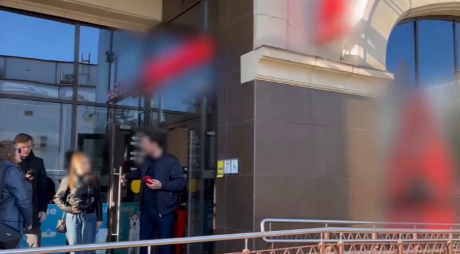 В Саратове сотрудница банка и её сообщник похитили с чужих счетов 400 тысяч рублей